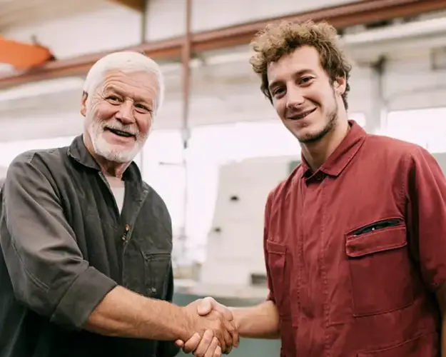 Zwei Männer geben sich die Hand